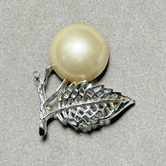 Vintage Sarah Coventry Large Faux Pearl Silver- Tone Domed Pin Brooch - Picture 6 of 12